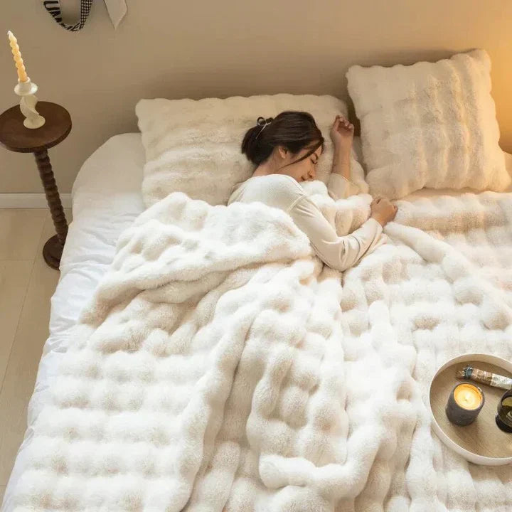 Warm plush wool blanket, ultra-soft & hypoallergenic