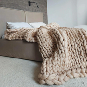 CozyBloom - Handgestrickte Merinowolldecke: Nachhaltig und luxuriös