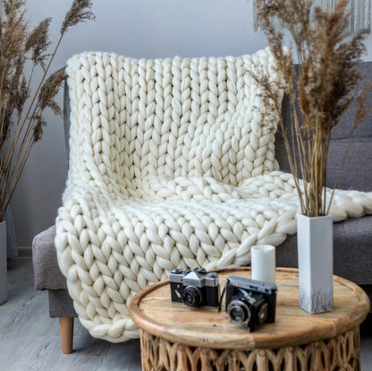 CozyBloom - Handgestrickte Merinowolldecke: Nachhaltig und luxuriös