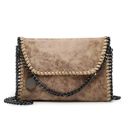 Lina – Elegante Wildleder-Clutch mit Kettendetail