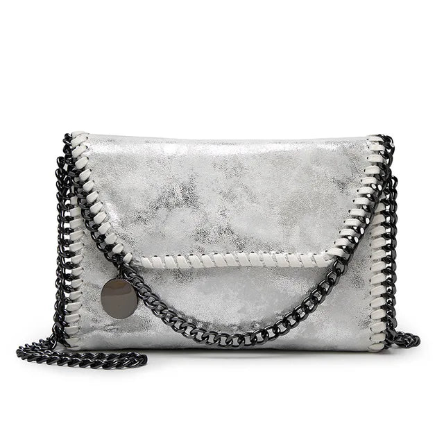 Lina – Elegante Wildleder-Clutch mit Kettendetail