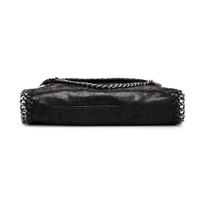 Lina – Elegante Wildleder-Clutch mit Kettendetail